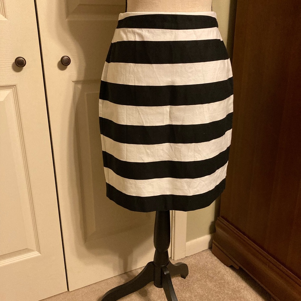 Banana Republic Black/White skirt size 4